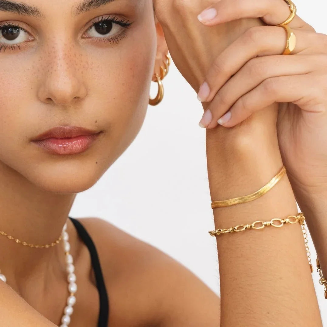 Pulseira Cala Comte na modelo