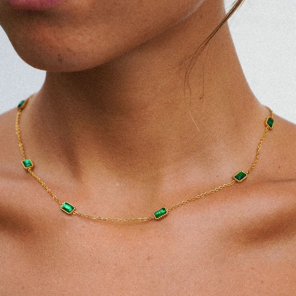 Choker Atalaia na modelo